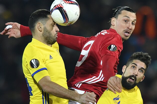TOPSHOT - Manchester United's Swedish striker Zlatan Ibrahimovic (C) fights for the ball with Rostov's Moldovan midfielder Aleksandr Gatskan (L) and Rostov's Slovenian defender Miha Mevlja (R) during the UEFA Europa League round of 16 football match between Rostov and Manchester United at Olimp-2 Arena in Rostov-on-Don on March 9, 2017.
                             / AFP PHOTO / Alexander NEMENOV        (Photo credit should read ALEXANDER NEMENOV/AFP/Getty Images)