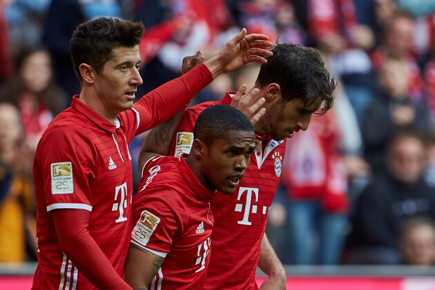 MUNICH, GERMANY - MARCH 11: Robert Lewandowski (L) of FC Bayern Muenchen celebrates his first goal with teammates during the Bundesliga match between Bayern Muenchen and Eintracht Frankfurt at Allianz Arena on March 11, 2017 in Munich, Germany. (Photo by TF-Images/Getty Images)
