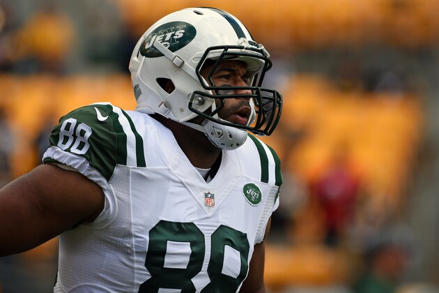 PITTSBURGH, PA - OCTOBER 09: Tight end Austin Seferian-Jenkins #88 of the New York Jets looks on from the field before a game against the Pittsburgh Steelers at Heinz Field on October 9, 2016 in Pittsburgh, Pennsylvania. The Steelers defeated the Jets 31-13.  (Photo by George Gojkovich/Getty Images)