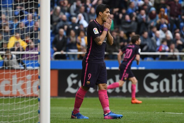 LA CORUNA, SPAIN - MARCH 12: Luis Suarez of FC Barcelona reacts after missing a goal opportunity during the La Liga match between RC Deportivo La Coruna and FC Barcelona at Riazor Stadium on March 12, 2017 in La Coruna, Spain. (Photo by Octavio Passos/Getty Images)