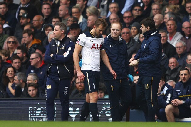 LONDON, ENGLAND - MARCH 12:  Harry Kane of Tottenham Hotspur (L) speaks to Mauricio Pochettino, Manager of Tottenham Hotspur (R) after he is taken off injured during The Emirates FA Cup Quarter-Final match between Tottenham Hotspur and Millwall at White Hart Lane on March 12, 2017 in London, England.  (Photo by Ian Walton/Getty Images)