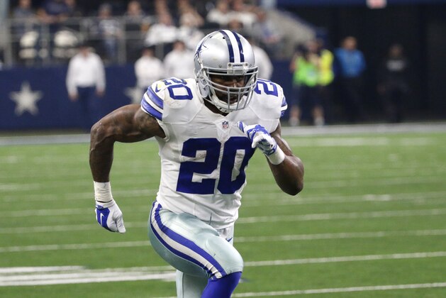 Dallas Cowboys running back Darren McFadden (20) runs a route against the Washington Redskins during an NFL football game, Sunday, Jan. 3, 2016, in Arlington, Texas. (AP Photo/Roger Steinman)