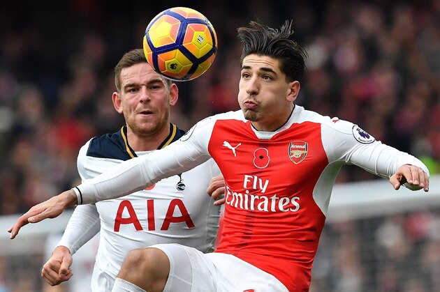 Tottenham Hotspur's Dutch striker Vincent Janssen (L) vies with Arsenal's Spanish defender Hector Bellerin during the English Premier League football match between Arsenal and Tottenham Hotspur at the Emirates Stadium in London on November 6, 2016.  / AFP / BEN STANSALL / RESTRICTED TO EDITORIAL USE. No use with unauthorized audio, video, data, fixture lists, club/league logos or 'live' services. Online in-match use limited to 75 images, no video emulation. No use in betting, games or single club/league/player publications.  /         (Photo credit should read BEN STANSALL/AFP/Getty Images)