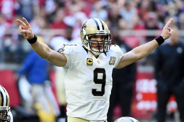 GLENDALE, AZ - DECEMBER 18:  Quarterback Drew Brees #9 of the New Orleans Saints signals a play call at the line of scrimmage against the Arizona Cardinals at University of Phoenix Stadium on December 18, 2016 in Glendale, Arizona.  (Photo by Norm Hall/Getty Images)