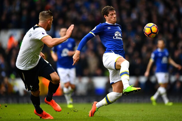 LONDON, ENGLAND - MARCH 05: Ross Barkley of Everton and Toby Alderweireld of Tottenham Hotspur in action  during the Premier League match between Tottenham Hotspur and Everton at White Hart Lane on March 5, 2017 in London, England.  (Photo by Dan Mullan/Getty Images)