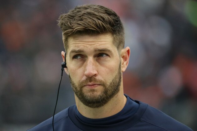 CHICAGO, IL - NOVEMBER 27:  Jay Cutler #6 of the Chicago Bears Illinois State Redbirds seen on the sideliens during a game against the Tennessee Titans
at Soldier Field on November 27, 2016 in Chicago, Illinois.  (Photo by Jonathan Daniel/Getty Images)