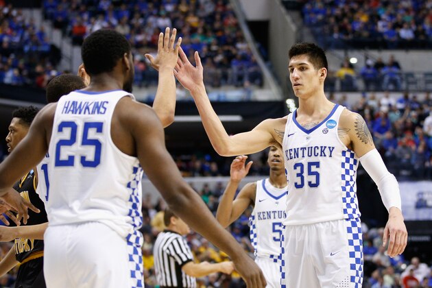 INDIANAPOLIS, IN - MARCH 17:  Derek Willis #35 of the Kentucky Wildcats high fives teammates in the first half against the Northern Kentucky Norse during the first round of the 2017 NCAA Men's Basketball Tournament at Bankers Life Fieldhouse on March 17, 2017 in Indianapolis, Indiana.  (Photo by Joe Robbins/Getty Images)