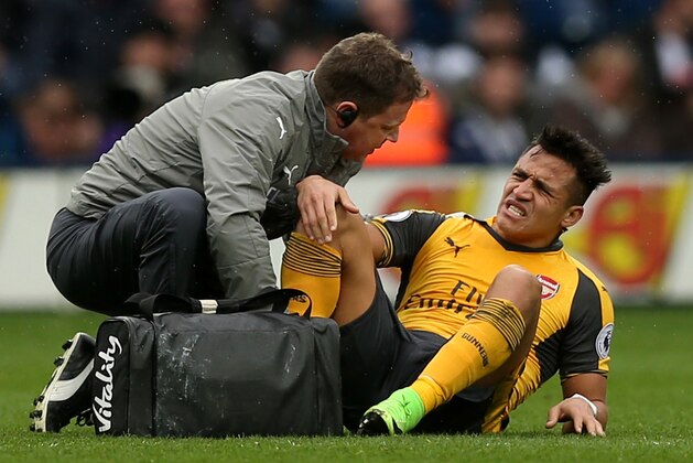 WEST BROMWICH, ENGLAND - MARCH 18: Alexis Sanchez of Arsenal receives treatment from the medical team during the Premier League match between West Bromwich Albion and Arsenal at The Hawthorns on March 18, 2017 in West Bromwich, England. (Photo by Alex Morton/Getty Images) WEST BROMWICH, ENGLAND - MARCH 18: Alexis Sanchez of Arsenal receives treatment from the medical team during the Premier League match between West Bromwich Albion and Arsenal at The Hawthorns on March 18, 2017 in West Bromwich, England. (Photo by Alex Morton/Getty Images)