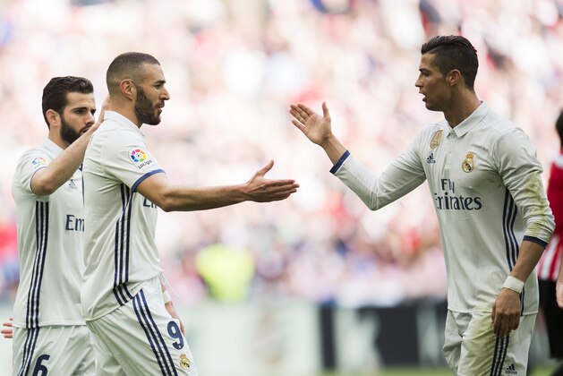 BILBAO, SPAIN - MARCH 18:  Karim Benzema of Real Madrid celebrates with his teammate Cristiano Ronaldo of Real Madrid after scoring the opening goal during the La Liga match between Athletic Club Bilbao and Real Madrid at San Mames Stadium on March 18, 2017 in Bilbao, Spain.  (Photo by Juan Manuel Serrano Arce/Getty Images)