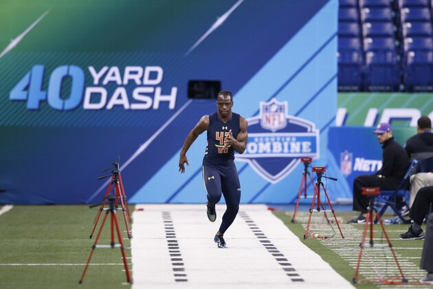 INDIANAPOLIS, IN - MARCH 04: Wide receiver John Ross of Washington runs the 40-yard dash during day four of the NFL Combine at Lucas Oil Stadium on March 4, 2017 in Indianapolis, Indiana. (Photo by Joe Robbins/Getty Images)
