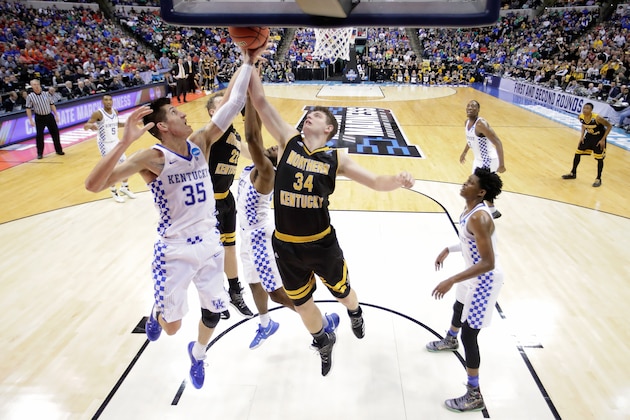 INDIANAPOLIS, IN - MARCH 17:  Derek Willis #35 of the Kentucky Wildcats reaches for the ball against the Northern Kentucky Norse during the first round of the NCAA Baketball Tournament at Bankers Life Fieldhouse on March 17, 2017 in Indianapolis, Indiana.  (Photo by Andy Lyons/Getty Images)