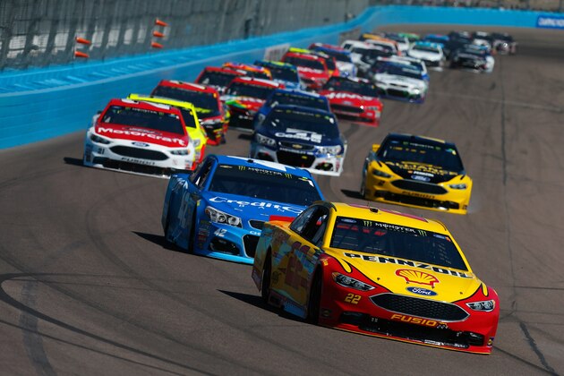 AVONDALE, AZ - MARCH 19: Joey Logano, driver of the #22 Shell Pennzoil Ford, leads a pack of cars  during the Monster Energy NASCAR Cup Series Camping World 500 at Phoenix International Raceway on March 19, 2017 in Avondale, Arizona.  (Photo by Sean Gardner/Getty Images)