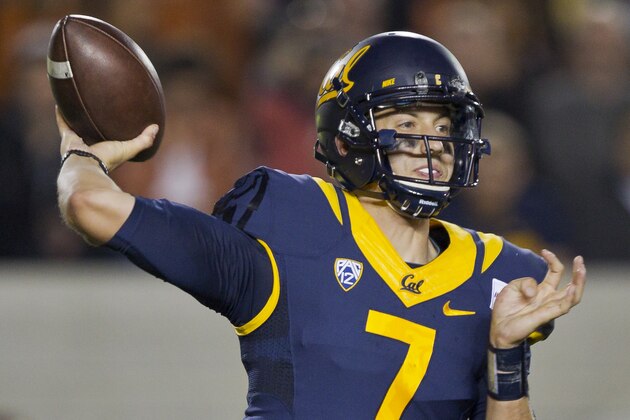 BERKELEY, CA - SEPTEMBER 17:  Quarterback Davis Webb #7 of the California Golden Bears throws against the Texas Longhorns in the second quarter on September 17, 2016 at California Memorial Stadium in Berkeley, California.  (Photo by Brian Bahr/Getty Images)