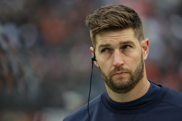 CHICAGO, IL - NOVEMBER 27:  Jay Cutler #6 of the Chicago Bears Illinois State Redbirds seen on the sideliens during a game against the Tennessee Titans
at Soldier Field on November 27, 2016 in Chicago, Illinois.  (Photo by Jonathan Daniel/Getty Images)