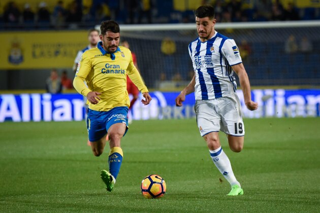 Las Palmas' midfielder Vicente Gomez (L) vies Real Sociedad's defender Yuri Berchiche (R) during the Spanish league football match UD Las Palmas vs Real Sociedad at the Gran Canaria stadium in Las Palmas de Gran Canaria on February 24, 2017. / AFP / DESIREE MARTIN        (Photo credit should read DESIREE MARTIN/AFP/Getty Images)