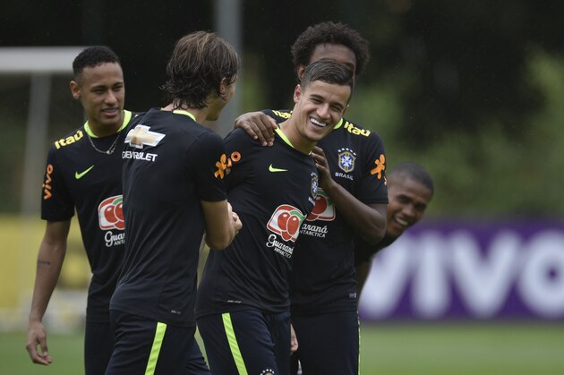 (L-R) Brazil's players Neymar, Filipe Luis, Philippe Coutinho and Willian are pictured during a training session of the national football team at the Atletico Mineiro Training Centre in Vespasiano, Minas Gerais, Brazil, on November 13, 2016 ahead of their 2018 World Cup qualifier match against Peru.  / AFP / DOUGLAS MAGNO        (Photo credit should read DOUGLAS MAGNO/AFP/Getty Images)