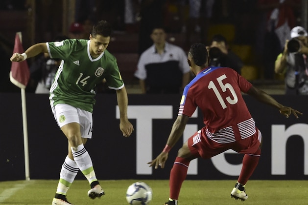 Mexico's Javier Hernandez (L) is marked by Panama's midfielder Edgar Barcenas during their 2018 FIFA World Cup qualifier football match in Panama City on November 15, 2016. / AFP / RODRIGO ARANGUA        (Photo credit should read RODRIGO ARANGUA/AFP/Getty Images)