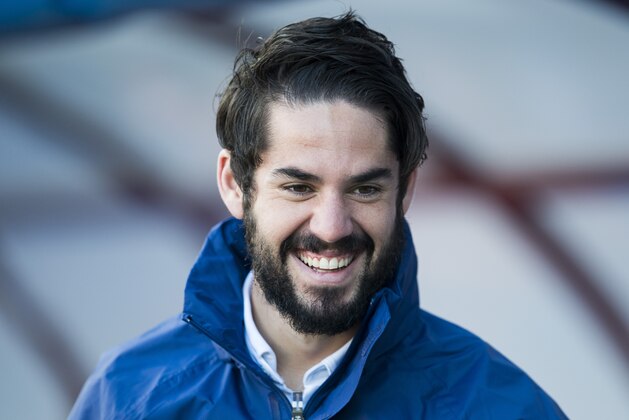 EIBAR, SPAIN - MARCH 04:  Isco of Real Madrid looks on prior to the start the La Liga match between SD Eibar and Real Madrid at Ipurua Municipal Stadium on March 4, 2017 in Eibar, Spain.  (Photo by Juan Manuel Serrano Arce/Getty Images)