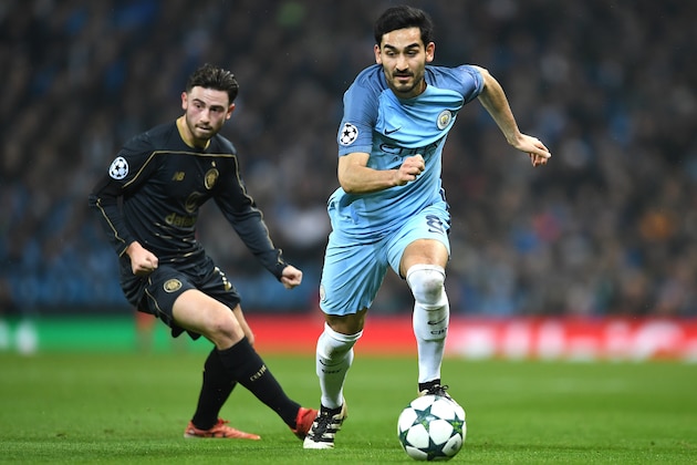 MANCHESTER, ENGLAND - DECEMBER 06: Ilkay Gundogan of Manchester City (R) takes the ball past Patrick Roberts of Celtic (L) during the UEFA Champions League Group C match between Manchester City FC and Celtic FC at Etihad Stadium on December 6, 2016 in Manchester, England.  (Photo by Laurence Griffiths/Getty Images)