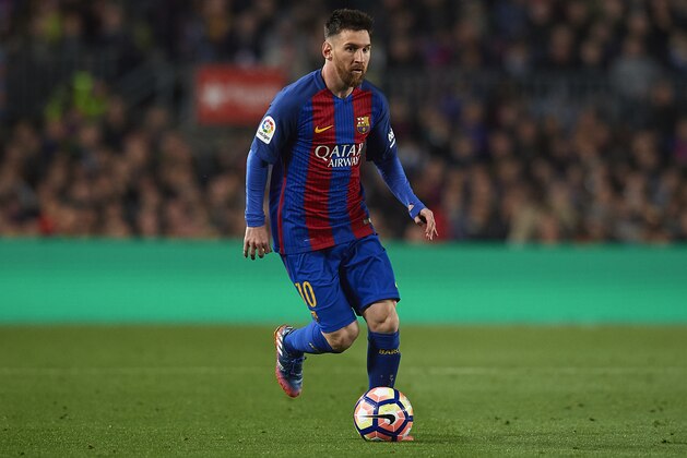 BARCELONA, SPAIN - MARCH 19:  Lionel Messi of Barcelona runs with the ball during the La Liga match between FC Barcelona and Valencia CF at Camp Nou Stadium on March 19, 2017 in Barcelona, Spain.  (Photo by Manuel Queimadelos Alonso/Getty Images)