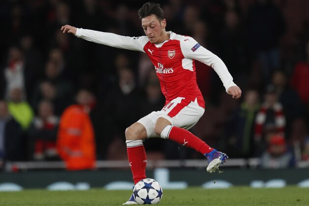 LONDON, ENGLAND - MARCH 07:  Mesut Oezil of Arsenal runs with the ball during the UEFA Champions League Round of 16 second leg match between Arsenal FC and FC Bayern Muenchen at Emirates Stadium on March 7, 2017 in London, United Kingdom.  (Photo by Boris Streubel/Getty Images)