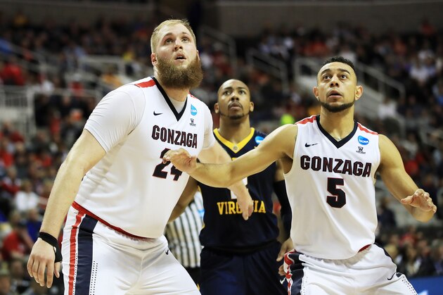 SAN JOSE, CA - MARCH 23: Przemek Karnowski #24 and Nigel Williams-Goss #5 of the Gonzaga Bulldogs box out Jevon Carter #2 of the West Virginia Mountaineers during the 2017 NCAA Men's Basketball Tournament West Regional at SAP Center on March 23, 2017 in San Jose, California. (Photo by Ezra Shaw/Getty Images) SAN JOSE, CA - MARCH 23: Przemek Karnowski #24 and Nigel Williams-Goss #5 of the Gonzaga Bulldogs box out Jevon Carter #2 of the West Virginia Mountaineers during the 2017 NCAA Men's Basketball Tournament West Regional at SAP Center on March 23, 2017 in San Jose, California. (Photo by Ezra Shaw/Getty Images)