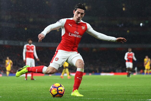 LONDON, ENGLAND - JANUARY 01:  Hector Bellerin of Arsenal crosses the ball during the Premier League match between Arsenal and Crystal Palace at the Emirates Stadium on January 1, 2017 in London, England.  (Photo by Clive Mason/Getty Images)