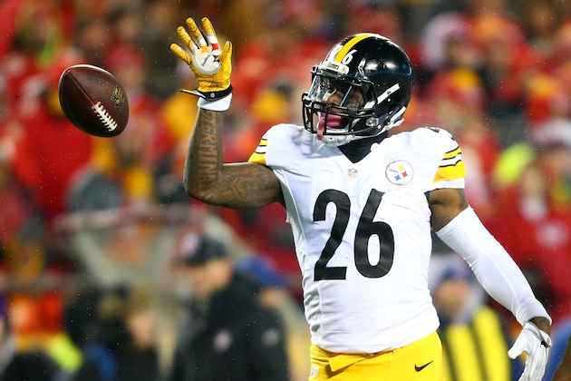 KANSAS CITY, MP - JANUARY 15:  Running back Le'Veon Bell #26 of the Pittsburgh Steelers tosses the ball forward after gaining a first down against the Kansas City Chiefs during the first quarter in the AFC Divisional Playoff game at Arrowhead Stadium on January 15, 2017 in Kansas City, Missouri.  (Photo by Dilip Vishwanat/Getty Images)