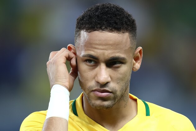 BELO HORIZONTE, BRAZIL - NOVEMBER 10:  Neymar of Brazil looks on during a match between Brazil and Argentina as part of 2018 FIFA World Cup Russia Qualifier at Mineirao stadium on November 10, 2016 in Belo Horizonte, Brazil. (Photo by Buda Mendes/Getty Images)