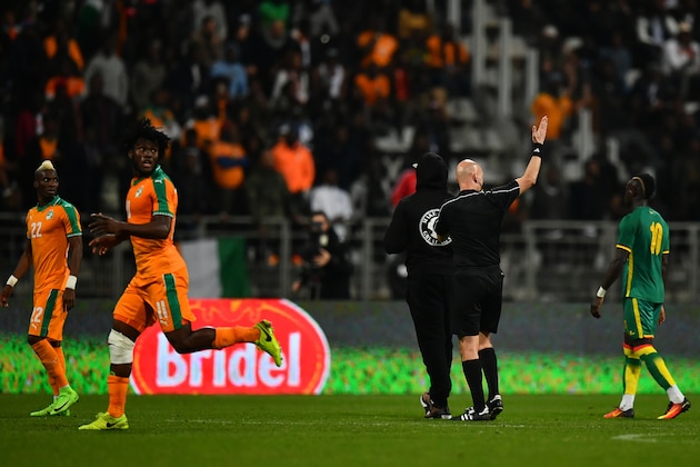 PARIS, FRANCE - MARCH 27:  The referee abandons the match after repeated pitch invasions during the International Friendly match between the Ivory Coast and Senegal at the Stade Charlety on March 27, 2017 in Paris, France. (Photo by Dan Mullan/Getty Images)