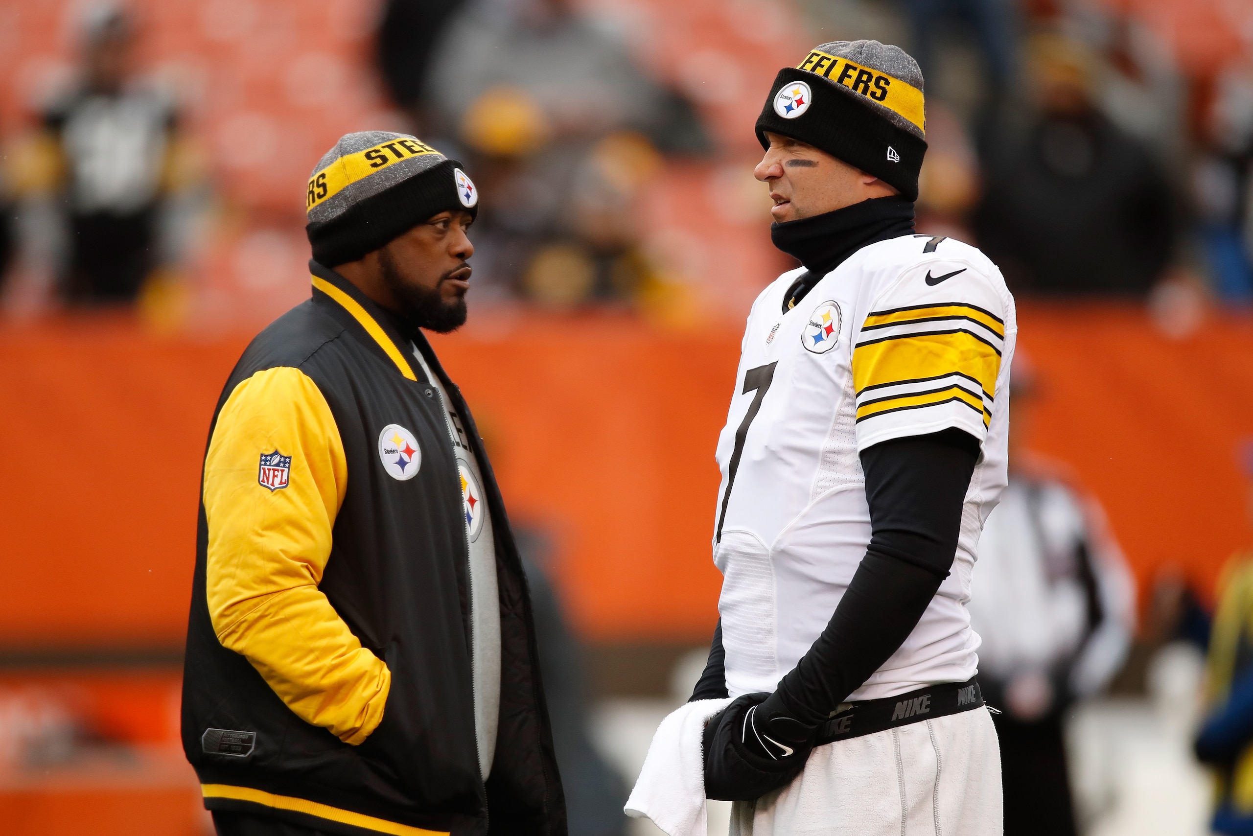 CLEVELAND, OH - NOVEMBER 20:  Head coach Mike Tomlin of the Pittsburgh Steelers talks with Ben Roethlisberger #7 during warmups prior to the game against the Cleveland Browns at FirstEnergy Stadium on November 20, 2016 in Cleveland, Ohio. (Photo by Gregory Shamus/Getty Images)