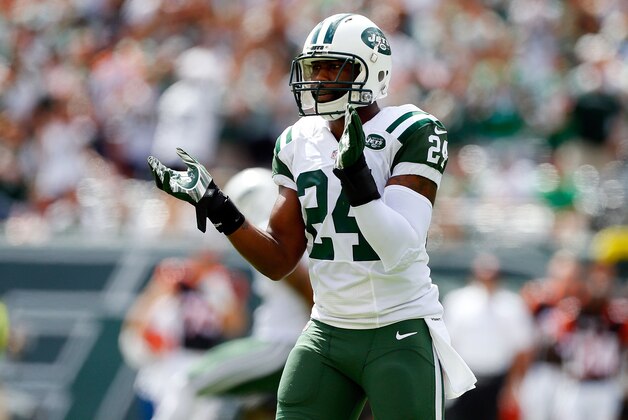 EAST RUTHERFORD, NJ - SEPTEMBER 11:  (NEW YORK DAILIES OUT)     Darrelle Revis #24 of the New York Jets in action against the Cincinnati Bengals on September 11, 2016 at MetLife Stadium in East Rutherford, New Jersey. The Bengals defeated the Jets 23-22.  (Photo by Jim McIsaac/Getty Images)