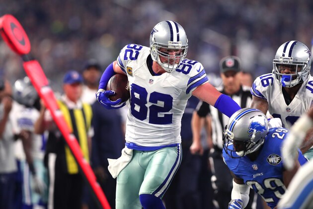 ARLINGTON, TX - DECEMBER 26:  Jason Witten #82 of the Dallas Cowboys tries to get past Johnson Bademosi #29 of the Detroit Lions as Vince Mayle #16 of the Dallas Cowboys looks on during the first half at AT&T Stadium on December 26, 2016 in Arlington, Texas. (Photo by Tom Pennington/Getty Images)