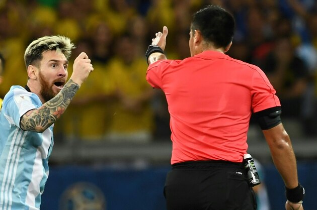TOPSHOT - Argentina's Lionel Messi (L) argues with Chilean referee Julio Bascunan during the 2018 FIFA World Cup qualifier football match Brazil vs Argentina, in Belo Horizonte, Brazil, on November 10, 2016. / AFP / VANDERLEI ALMEIDA        (Photo credit should read VANDERLEI ALMEIDA/AFP/Getty Images)