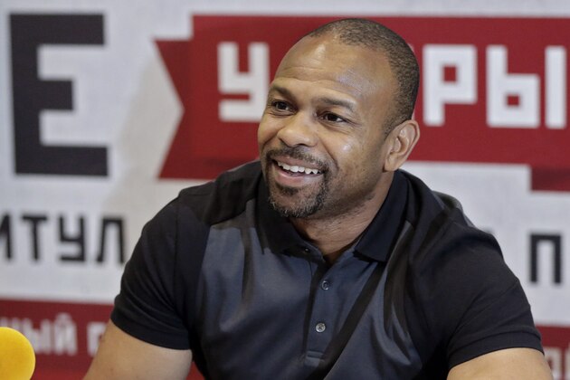 US boxer Roy Jones Jr. writes an application for Russian citizenship during a press conference in Yalta, Crimea, on August 20, 2015. AFP PHOTO / MAX VETROV        (Photo credit should read MAX VETROV/AFP/Getty Images)