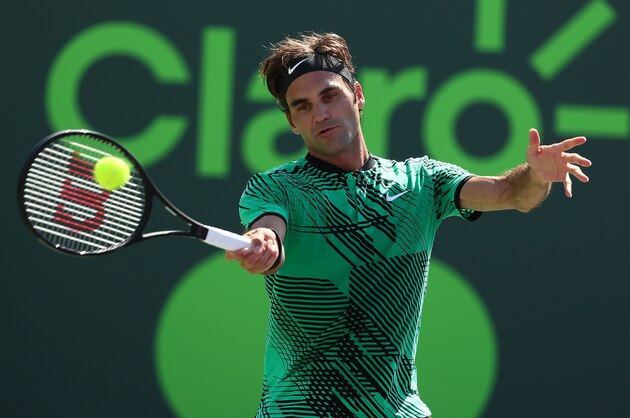 KEY BISCAYNE, FL - MARCH 27:  Roger Federer of Switzerland returns a shot against Juan Martin Del Potro of Argentina during Day 8 of the Miami Open at Crandon Park Tennis Center on March 27, 2017 in Key Biscayne, Florida.  (Photo by Al Bello/Getty Images)