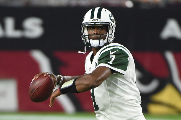 GLENDALE, AZ - OCTOBER 17:  Quarterback Geno Smith #7 of the New York Jets looks to throw the ball during a game against the Arizona Cardinals at University of Phoenix Stadium on October 17, 2016 in Glendale, Arizona.  (Photo by Norm Hall/Getty Images)