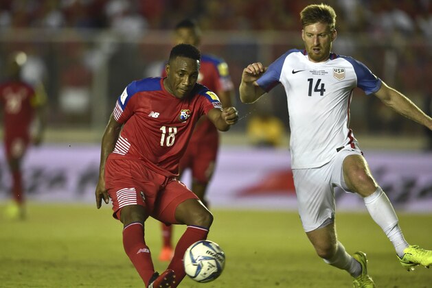 Panama's forward Luis Tejada (L) vies for the ball with USA's defender Tim Ream during the 2018 FIFA World Cup qualifier football match in Panama City on March 28, 2017. / AFP PHOTO / RODRIGO ARANGUA        (Photo credit should read RODRIGO ARANGUA/AFP/Getty Images)