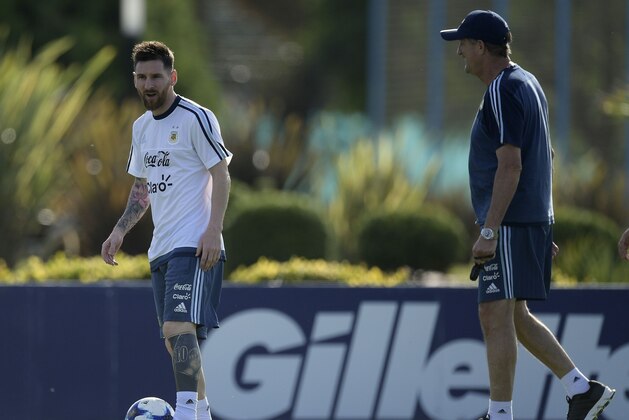 Argentina's coach Edgardo Bauza (R) talks to forward Lionel Messi during a training session in Ezeiza, Buenos Aires, on March 21, 2017 ahead of their World Cup South American qualifier football matches against Chile and Venezuela.  / AFP PHOTO / Juan MABROMATA        (Photo credit should read JUAN MABROMATA/AFP/Getty Images)