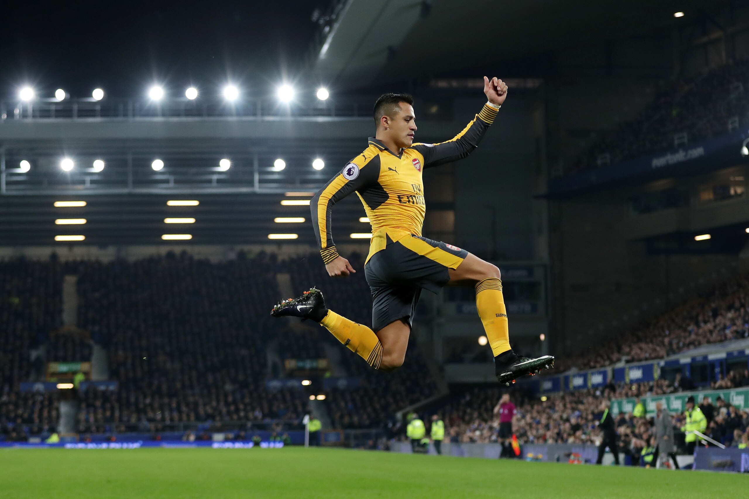 LIVERPOOL, ENGLAND - DECEMBER 13: Alexis Sanchez of Arsenal celebrates after scoring a goal to make it 0-1 during the Premier League match between Everton and Arsenal at Goodison Park on December 13, 2016 in Liverpool, England. (Photo by Chris Brunskill - AMA/Getty Images)