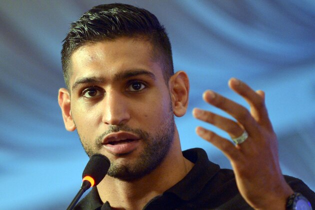 British boxer Amir Khan addresses a press conference in the Pakistani city of Karachi on June 1, 2016. 


British boxer Amir Khan hailed the decision to allow professional boxers at the upcoming Olympic Games in Rio de Janeiro, saying he would love to represent the country of his parents' birth, Pakistan. / AFP / RIZWAN TABASSUM        (Photo credit should read RIZWAN TABASSUM/AFP/Getty Images)