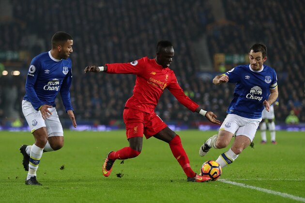 LIVERPOOL, ENGLAND - DECEMBER 19: Aaron Lennon (L) and Leighton Baines of Everton in acton with Sadio Mane of Liverpool during the Premier League match between Everton and Liverpool at Goodison Park on December 19, 2016 in Liverpool, England. (Photo by Chris Brunskill Ltd/Getty Images)