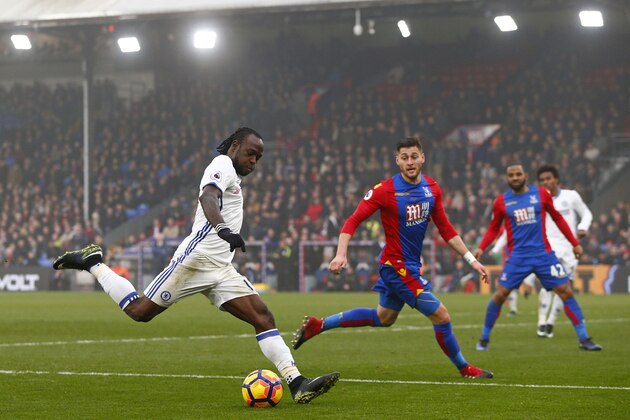 Chelsea's Nigerian midfielder Victor Moses (L) crosses the ball during the English Premier League football match between Crystal Palace and Chelsea at Selhurst Park in south London on December 17, 2016.
Chelsea won the match 1-0. / AFP / Adrian DENNIS / RESTRICTED TO EDITORIAL USE. No use with unauthorized audio, video, data, fixture lists, club/league logos or 'live' services. Online in-match use limited to 75 images, no video emulation. No use in betting, games or single club/league/player publications.  /         (Photo credit should read ADRIAN DENNIS/AFP/Getty Images)