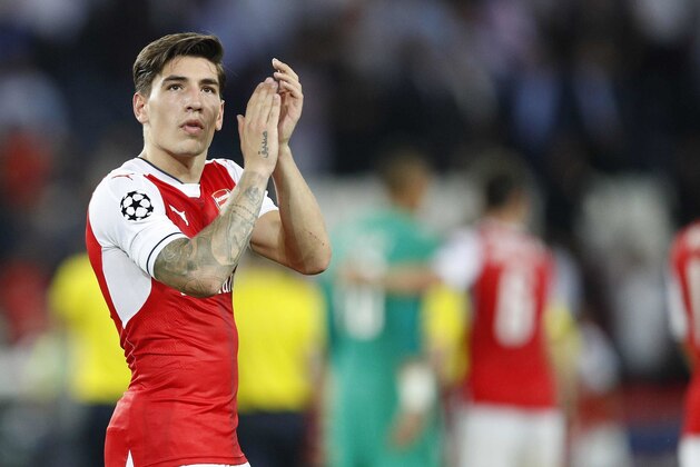 Arsenal's Hector Bellerin applauds the crowd after the Champions League group A soccer match group between Paris Saint Germain and Arsenal at the Parc des Princes stadium in Paris, Tuesday, Sept. 13, 2016. The match ended in a 1-1 draw. (AP Photo/Christophe Ena)