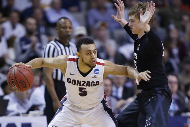 Gonzaga guard Nigel Williams-Goss (5) is defended by Xavier guard J.P. Macura during the second half of an NCAA Tournament college basketball regional final game Saturday, March 25, 2017, in San Jose, Calif. (AP Photo/Tony Avelar)
