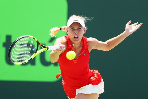 KEY BISCAYNE, FL - APRIL 01:  Caroline Wozniacki of Denmark returns a shot against Johanna Konta of Great Britain during the Women's Final on Day 13 of the Miami Open at Crandon Park Tennis Center on April 1, 2017 in Key Biscayne, Florida.  (Photo by Al Bello/Getty Images)