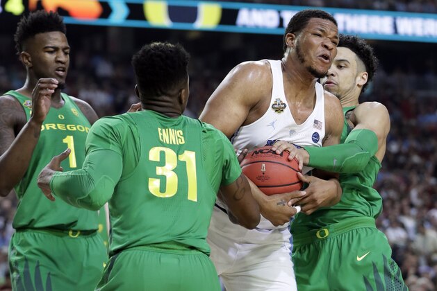 North Carolina's Kennedy Meeks drives between Oregon's Dylan Ennis (31) and Dillon Brooks during the first half in the semifinals of the Final Four NCAA college basketball tournament, Saturday, April 1, 2017, in Glendale, Ariz. (AP Photo/Mark Humphrey)