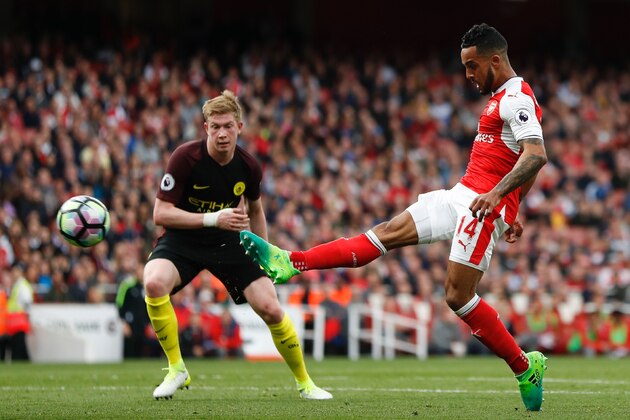 Arsenal's English midfielder Theo Walcott (R) shoots narrowly over during the English Premier League football match between Arsenal and Manchester City at the Emirates Stadium in London on April 2, 2017.  / AFP PHOTO / Adrian DENNIS / RESTRICTED TO EDITORIAL USE. No use with unauthorized audio, video, data, fixture lists, club/league logos or 'live' services. Online in-match use limited to 75 images, no video emulation. No use in betting, games or single club/league/player publications.  /         (Photo credit should read ADRIAN DENNIS/AFP/Getty Images)