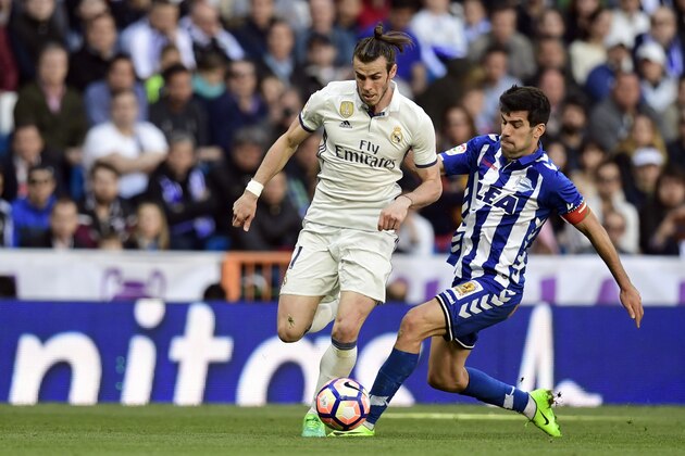 Deportivo Alaves' midfielder Manu Garcia (R) vies with Real Madrid's Welsh forward Gareth Bale during the Spanish league football match Real Madrid CF vs Deportivo Alaves at the Santiago Bernabeu stadium in Madrid on April 2, 2017. / AFP PHOTO / JAVIER SORIANO        (Photo credit should read JAVIER SORIANO/AFP/Getty Images)
