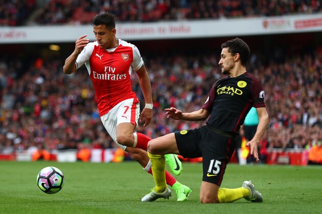 LONDON, ENGLAND - APRIL 02: Alexis Sanchez of Arsenal (L) attempts to get past Jesus Navas of Manchester City (R) during the Premier League match between Arsenal and Manchester City at Emirates Stadium on April 2, 2017 in London, England.  (Photo by Clive Rose/Getty Images)